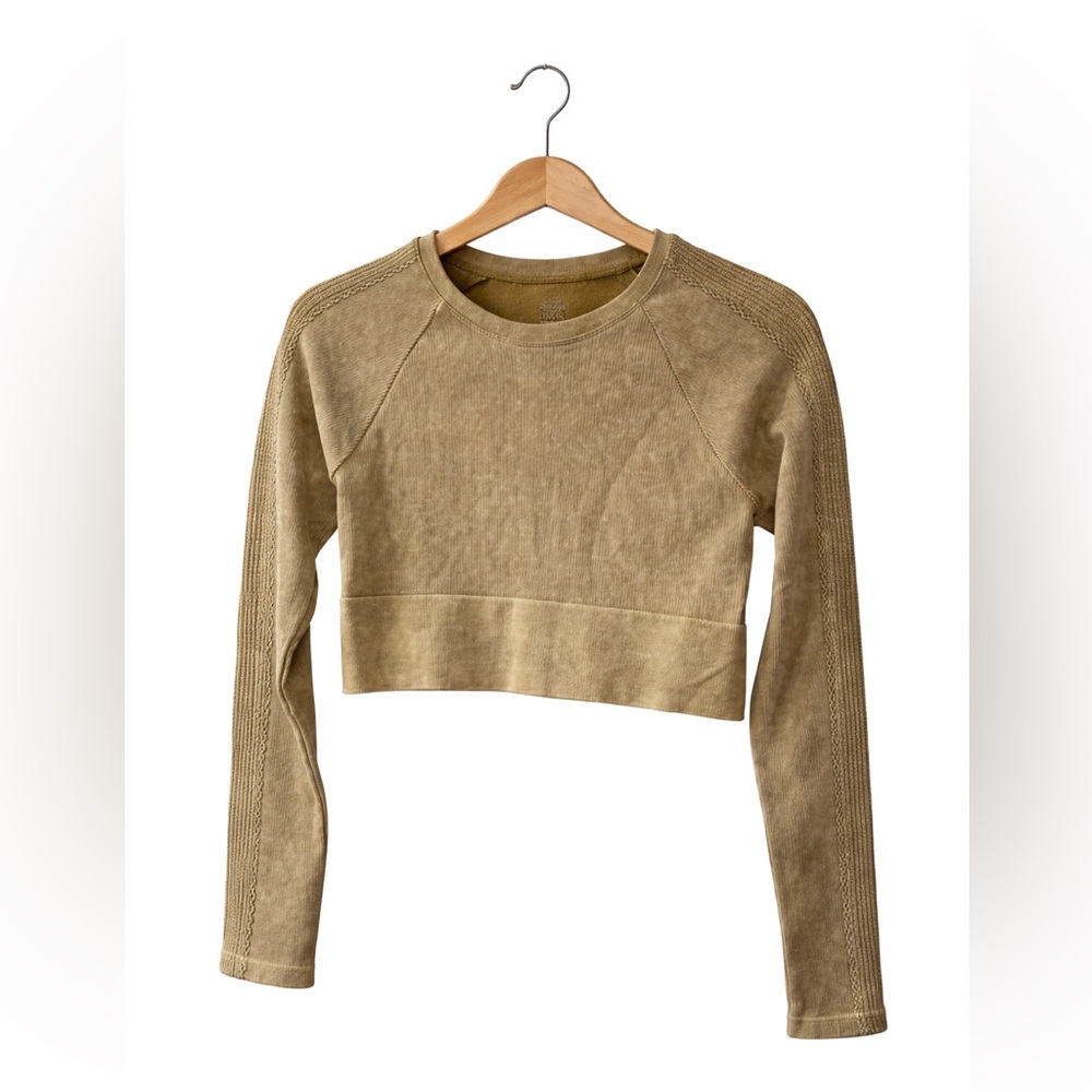 Offline Mineral Wash Ribbed Long Sleeve Crop Top. Size Medium. NWOT Athleisure